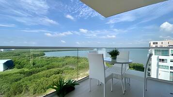 Deluxe Apartment | Outdoor dining