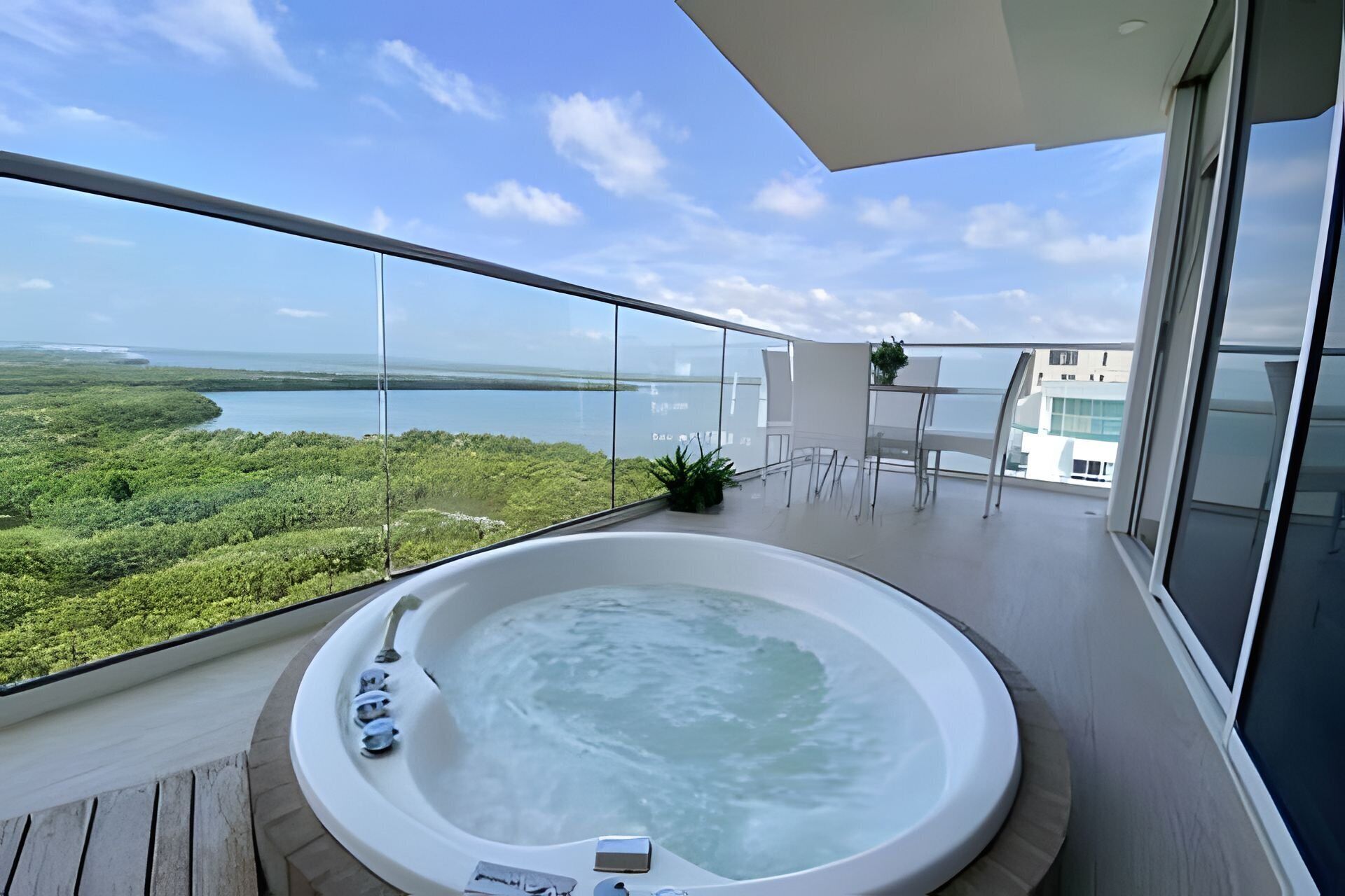 Deluxe Apartment | Indoor spa tub