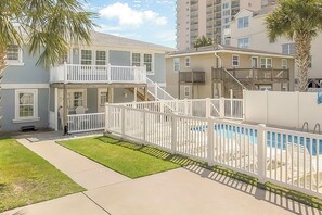 Terrace/patio - Crescent Beach 3 Bedroom w/ Pool (North Myrtle Beach)