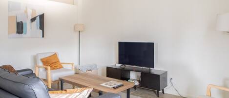 Smart TV, libros, estéreo