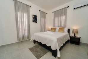 3 habitaciones, tabla de planchar con plancha, wifi y ropa de cama 