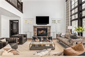Smart TV, fireplace, books, stereo