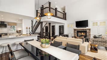 智能电视、壁炉、书、立体声音响