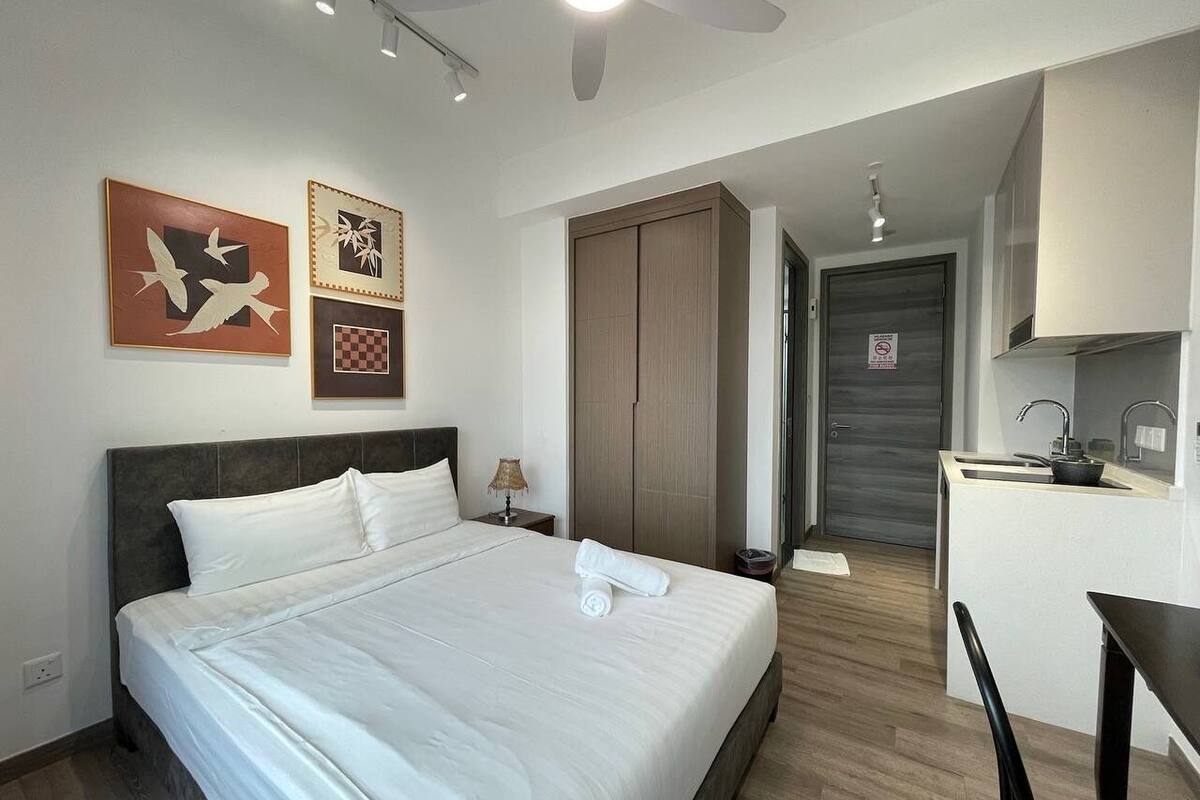 Business Room | 3 bedrooms, individually furnished, desk, laptop workspace