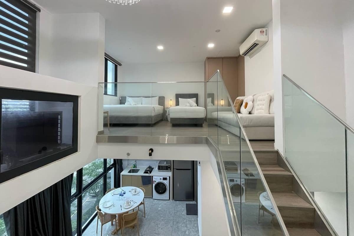 Alloggio Deluxe su due livelli | 3 camere, con arredamento individuale, una scrivania, postazione laptop