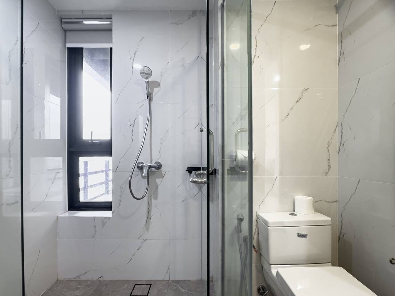 Pengering rambut, selipar, bidet, tuala disediakan 