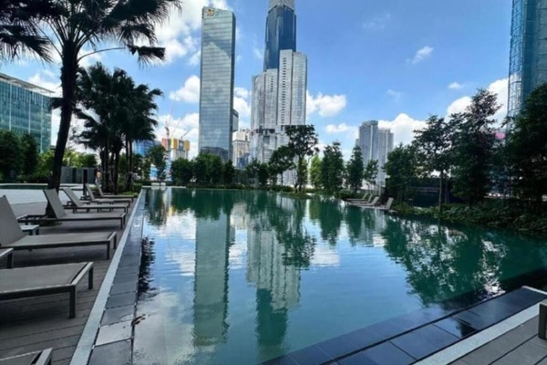 Una piscina al aire libre
