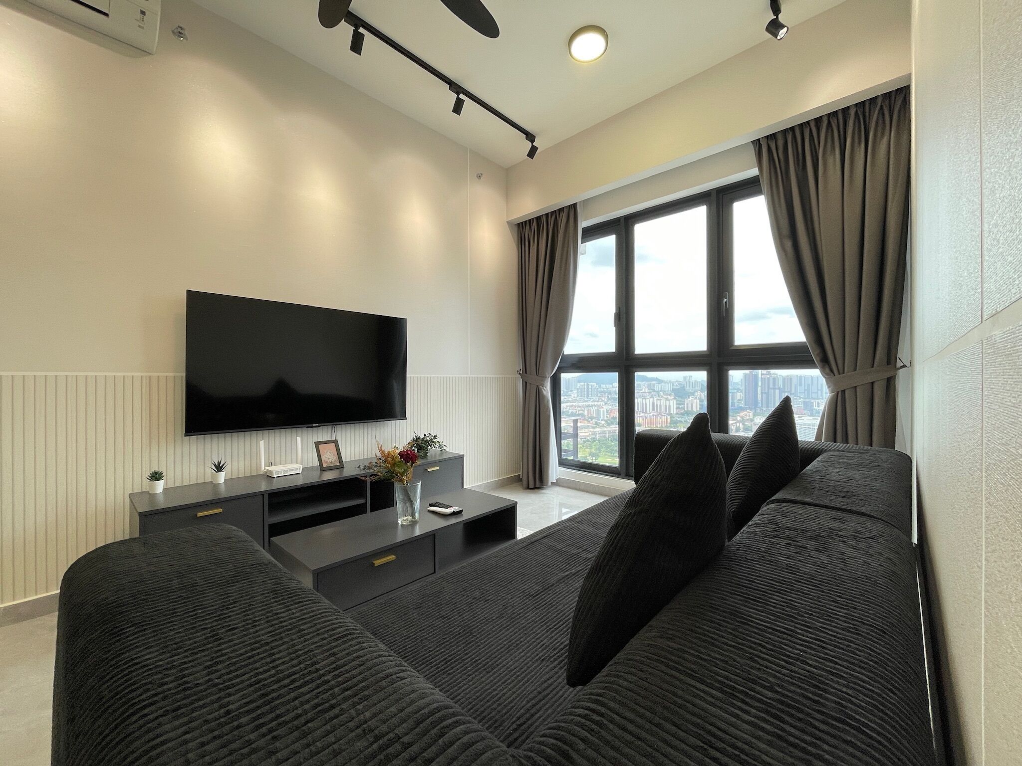 Smart TV 43-inci dengan saluran TV kabel, Netflix, dan layanan streaming