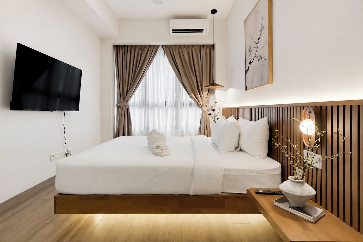 Meja, ruang kerja komputer riba, seterika/papan seterika, Wi-fi percuma 