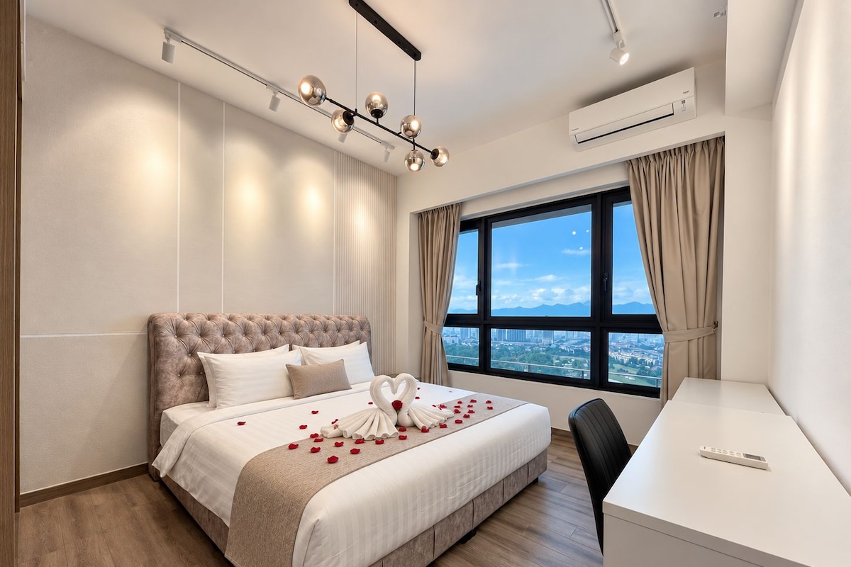 Deluxe Room | Desk, laptop workspace, iron/ironing board, free WiFi