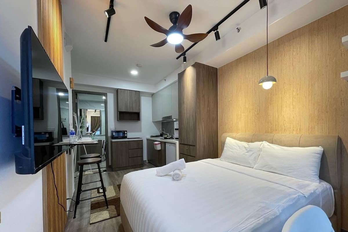 3 bedrooms, desk, laptop workspace, iron/ironing board
