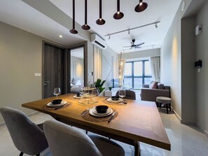 Refrigerador, microondas, utensilios de cocina