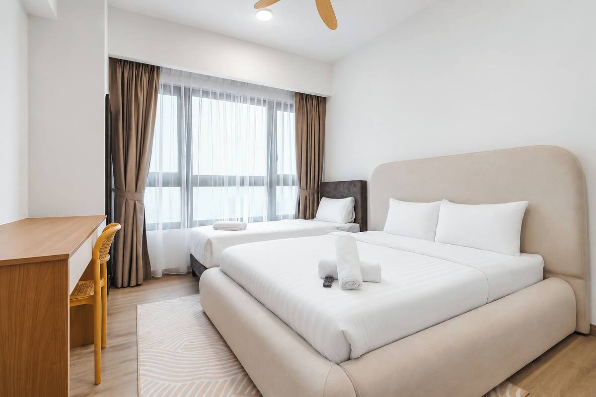 Een hotelkamer met een bed, een bureau en een stoel.