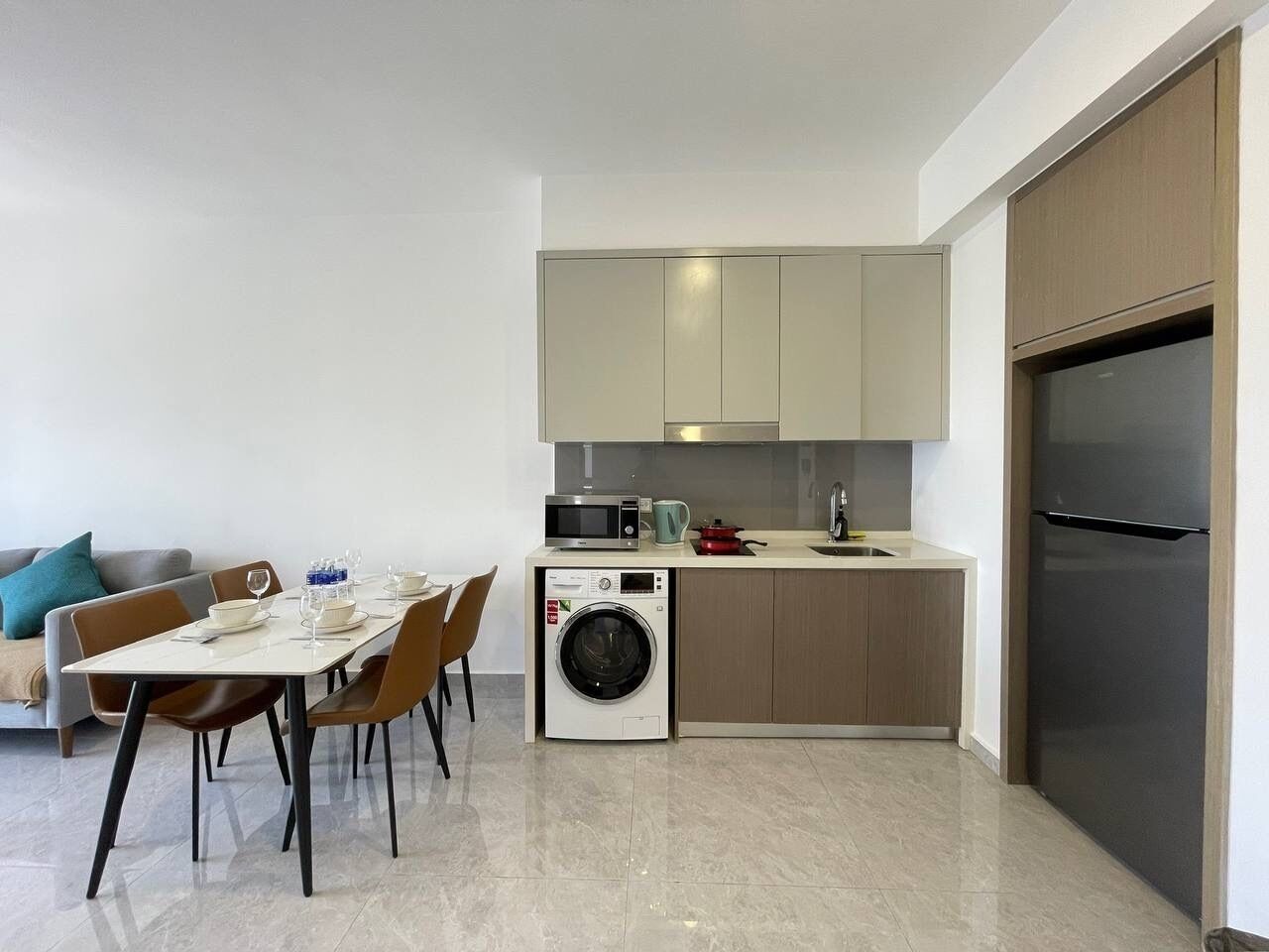 Peti sejuk, ketuhar gelombang mikro, cerek elektrik 