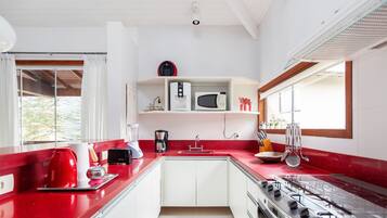 Vila luxo | Cozinha privada | Geladeira, micro-ondas, fogão, cooktop