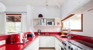 Villa Deluxe | Cuisine privée | Réfrigérateur, micro-ondes, four, plaque de cuisson