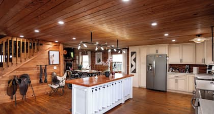 Peaceful Farm Cabin Getaway, 2BR w/ WiFi, AC & Sunrise Views