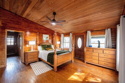 Peaceful Farm Cabin Getaway, 2BR w/ WiFi, AC & Sunrise Views