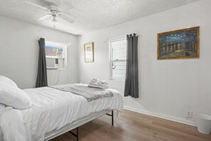 1 bedroom, desk, iron/ironing board, travel cot - Entire 1-bedroom house Free RV parking (Ontario)