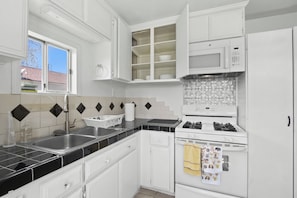 Microwave, oven, stovetop, dishwasher - Entire 1-bedroom house Free RV parking (Ontario)