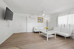 Smart TV - Entire 1-bedroom house Free RV parking (Ontario)