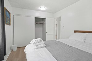 1 Schlafzimmer, Schreibtisch, Bügeleisen/Bügelbrett, Reisekinderbett