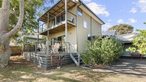 Outdoor dining - Red Gum Beach Retreat (Cowes)