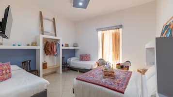 Deluxe Quadruple Room, Ensuite (Suite Diana) | 1 bedroom, desk, laptop workspace, free WiFi