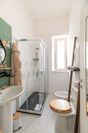 Deluxe Triple Room, Private Bathroom (Suite Apolo) | Bathroom