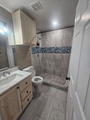 Chuveiro, toalhas de banho, sabonete, shampoo