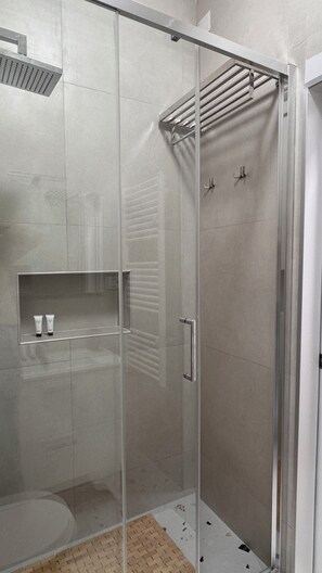 Chuveiro, secador de cabelo, toalhas de banho, sabonete