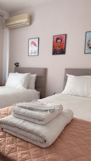 1 quarto, ferros/tábuas de passar roupa, berço de viagem