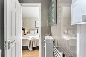 4 bedrooms, iron/ironing board, bed sheets