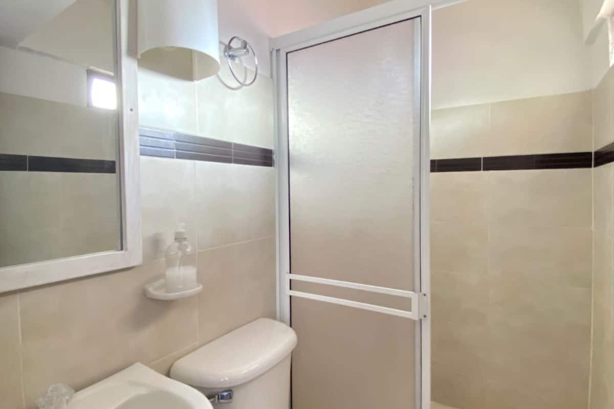 Standard-Doppelzimmer, Blick auf den Innenhof | Badezimmer | Dusche, Regendusche, Handtücher, Seife