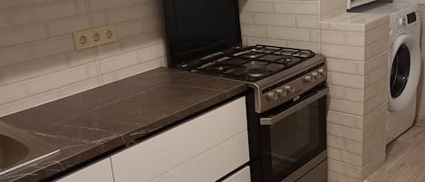 冰箱、微波炉、炉灶