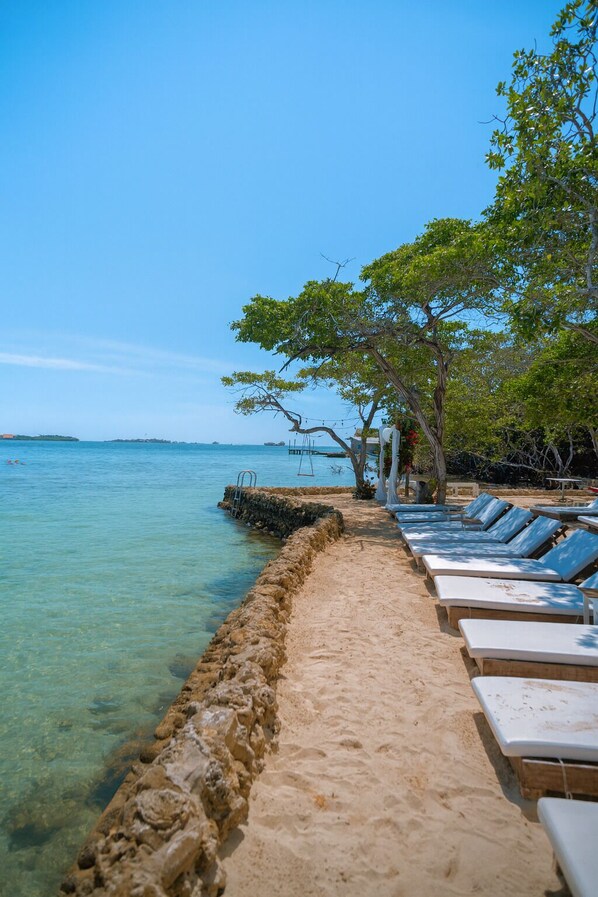 Private beach, white sand, beach bar - Fragata Island (Rosario Islands)