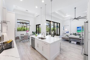 獨棟房屋, 多張床 (Modern Home with pool and steps to be) | 私人廚房
