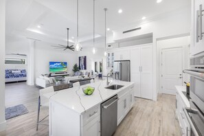 獨棟房屋, 多張床 (Modern Home with pool and steps to be) | 私人廚房