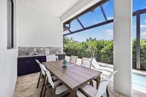 House, Berbilang Katil (Modern Home with pool and steps to be) | Tempat makan luar