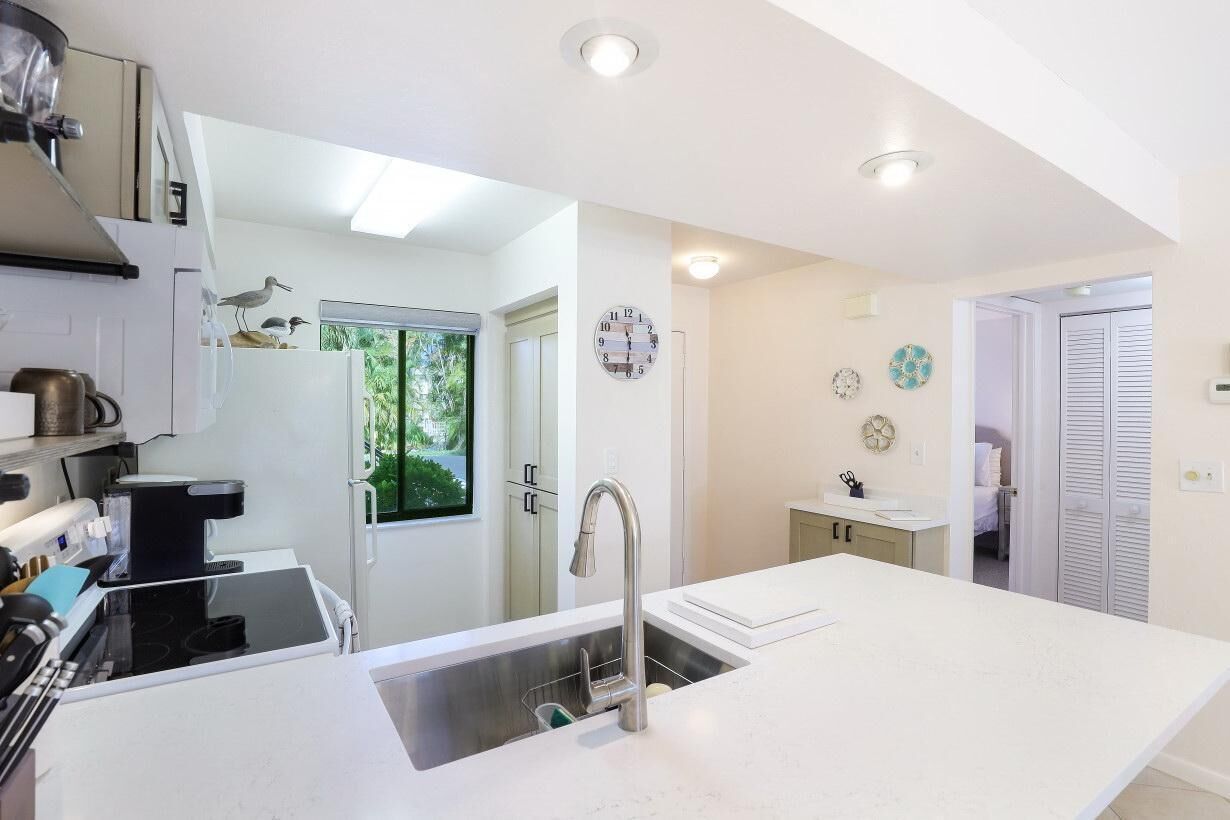 Condo, 2 Queen Beds (Cozy condo with pool, grills and clos) | Private kitchen