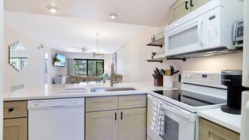 Condo, 2 giường cỡ queen (Cozy condo with pool, grills and clos) | Bếp riêng