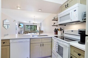 Condo, 2 Queen Beds (Cozy condo with pool, grills and clos) | Private kitchen