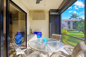 Apartment, 2 Queen-Betten (Cozy condo with pool, grills and clos) | Speisen im Freien