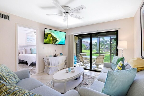 コンドミニアム クイーンベッド 2 台 (Cozy condo with pool, grills and clos) | リビング エリア