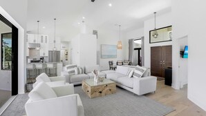 Casa, varias camas (1130 Abbeville Court) | Zona de estar