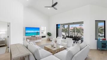 House, Multiple Beds (1130 Abbeville Court) | Living area