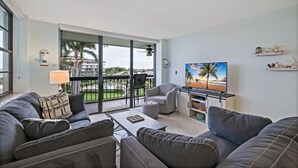 Living area - Condo With View of Clam Bay and Pool/beach Access (Marco Island)