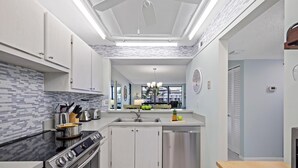 Private kitchen - Condo With View of Clam Bay and Pool/beach Access (Marco Island)