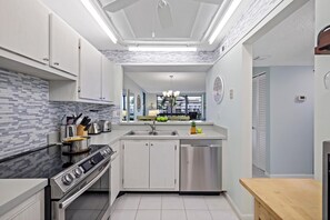 Appart'hôtel, plusieurs lits (Condo with view of Clam Bay and pool/) | Cuisine privée