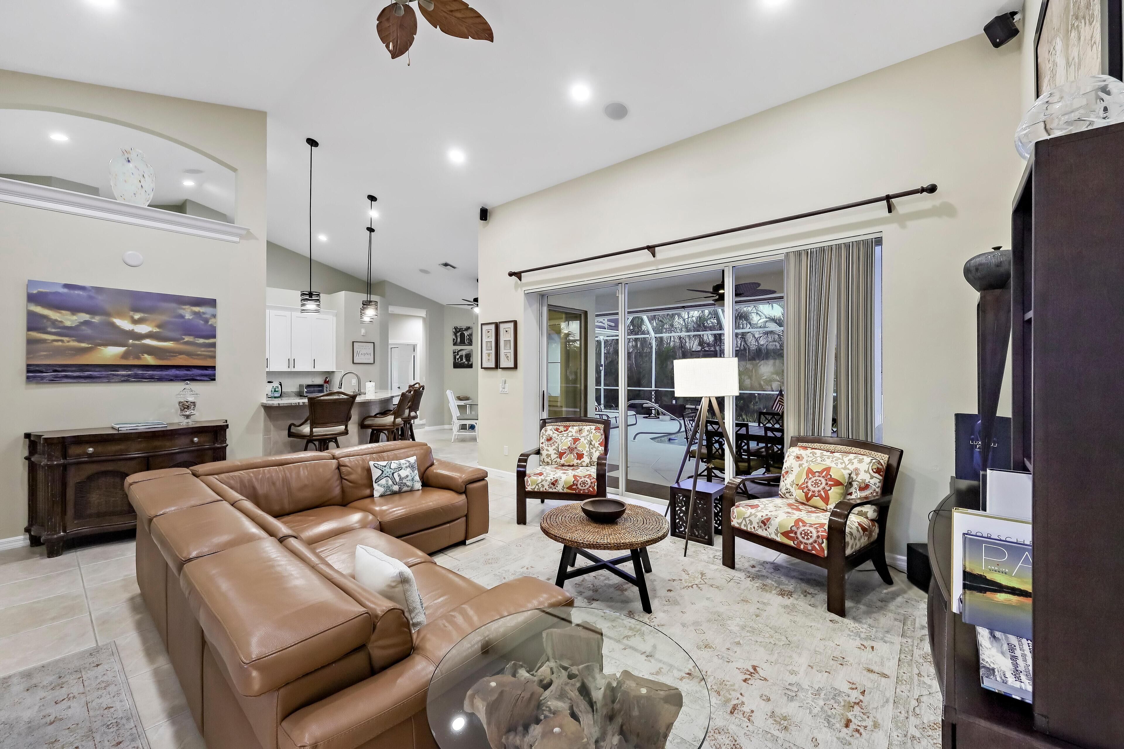 獨棟房屋, 多張床 (Home with pool, outdoor TV and walk t) | 起居區